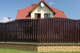 Забор для дома из деревянного штакетника